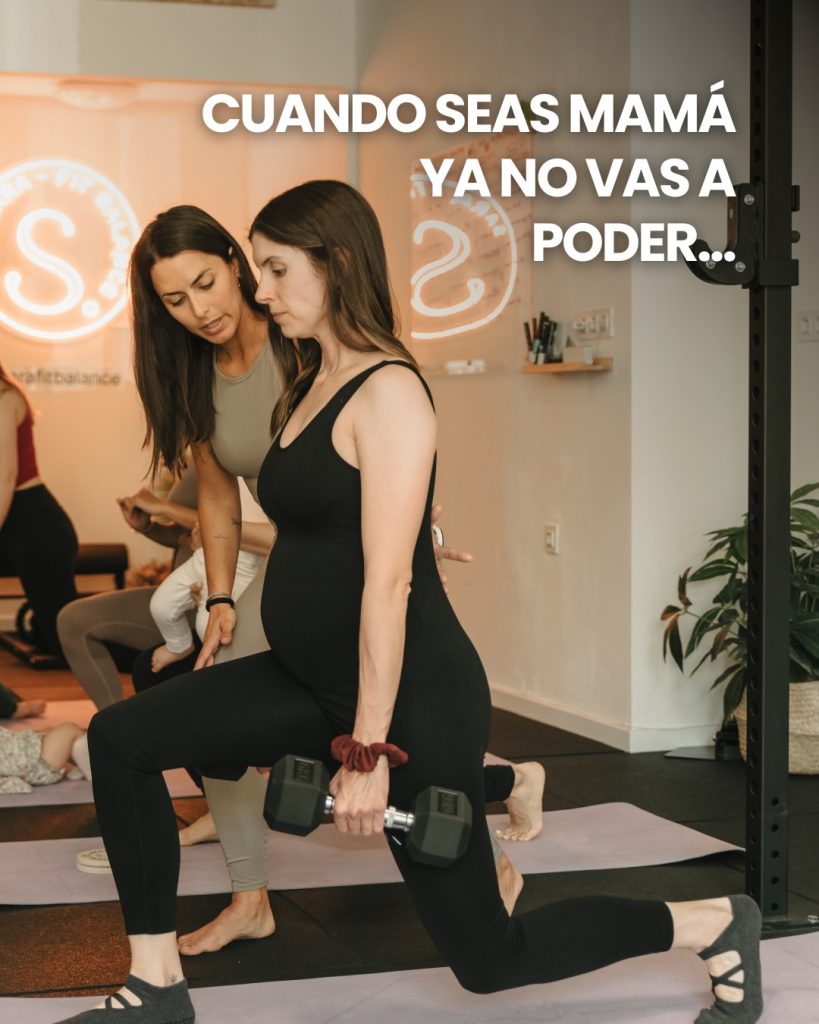 Sara García acompaña a una mujer durante un ejercicio con mancuernas en el centro